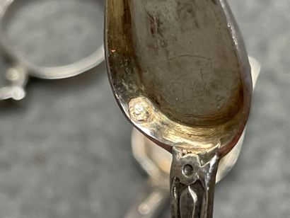Trois pelles à sel et pince à sucre en argent....