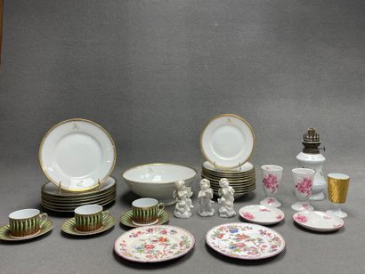 Deux petits cartons de porcelaines: tasses,...