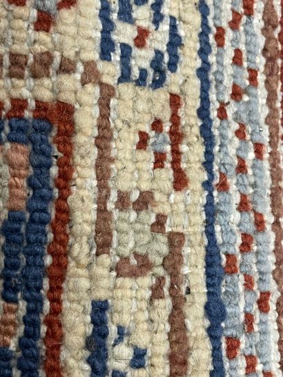Tapis en laine. 
230 x 170 cm. 
Usures.