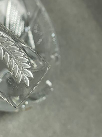 Lalique France. 
Huit porte couteaux à décor...