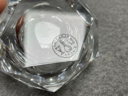 BACCARAT: Paire de salerons en cristal 
D:...
