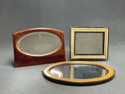 Trois miroirs cadres en bois. 
33 x 44 cm,...