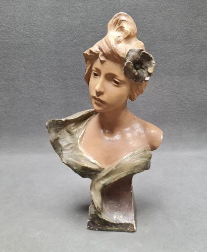 Buste de femme en plâtre patine.
Vers 1900
H:...