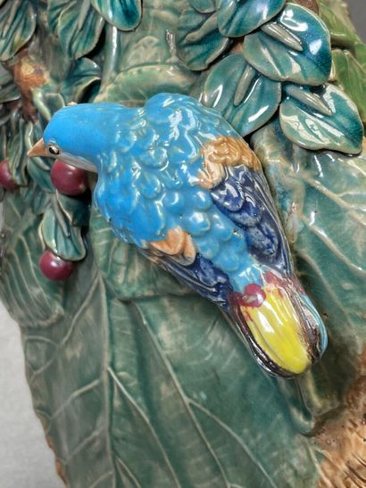 Vase en applique en barbotine figurant une...
