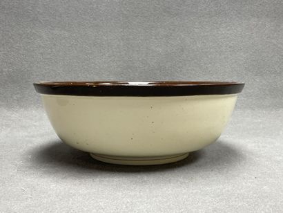Service de toilette en faïence. 
H. :14 cm....