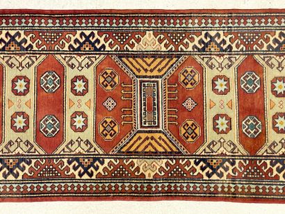 Tapis galerie en laine.
300 x 80 cm