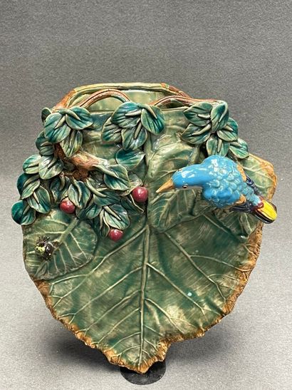 Vase en applique en barbotine figurant une...