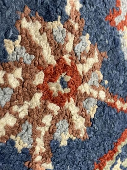 Tapis en laine. 
230 x 170 cm. 
Usures.