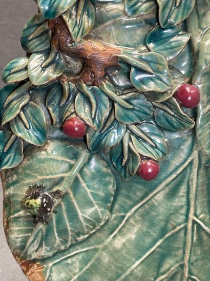 Vase en applique en barbotine figurant une...