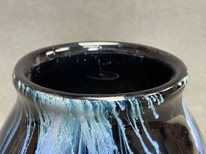 Georges Castelino (XX°). 
Vase en verre noir...