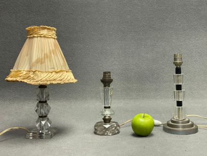 Ensemble de trois petites lampes en verre...