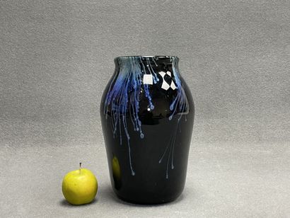 Georges Castelino (XX°). 
Vase en verre noir...
