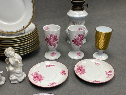 Deux petits cartons de porcelaines: tasses,...