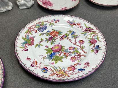 Deux petits cartons de porcelaines: tasses,...