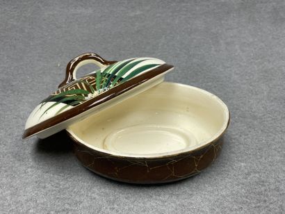 Service de toilette en faïence. 
H. :14 cm....