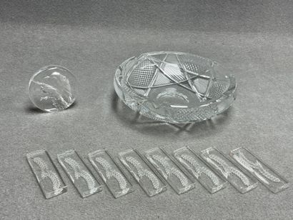 Lalique France. 
Huit porte couteaux à décor...