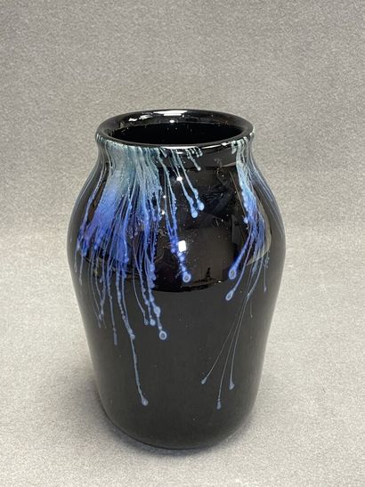 Georges Castelino (XX°). 
Vase en verre noir...