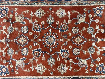Tapis en laine. 
230 x 170 cm. 
Usures.
