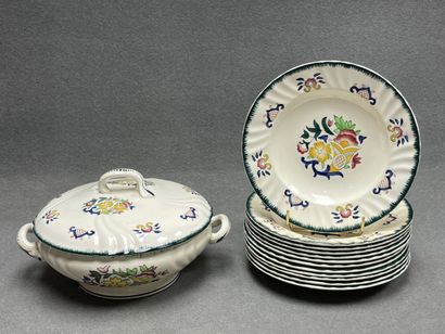 Longwy. 
Soupière et douze assiettes à soupe...