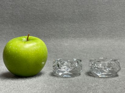 BACCARAT: Paire de salerons en cristal 
D:...