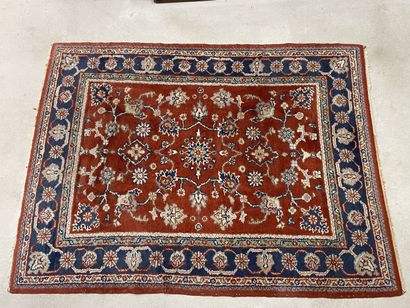 Tapis en laine. 
230 x 170 cm. 
Usures.