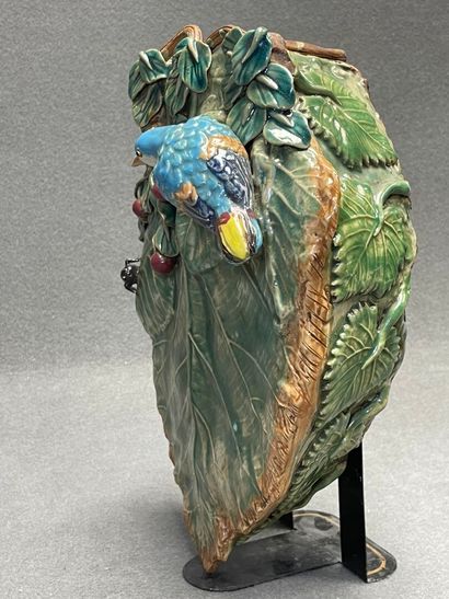 Vase en applique en barbotine figurant une...