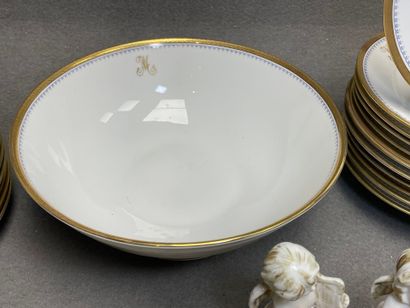 Deux petits cartons de porcelaines: tasses,...