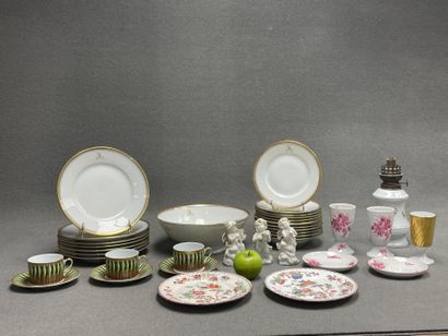 Deux petits cartons de porcelaines: tasses,...