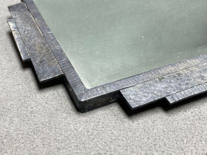 Miroir Art déco en métal martelé
43 x 70...