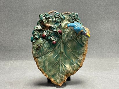 Vase en applique en barbotine figurant une...