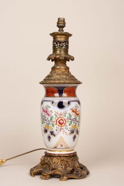 Pied de lampe en porcelaine de Bayeux, monture...