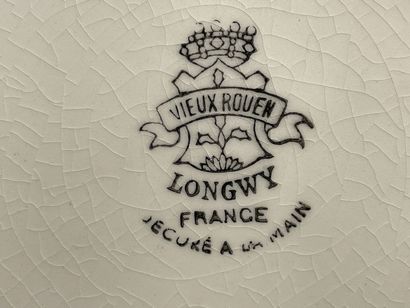 Longwy. 
Soupière et douze assiettes à soupe...