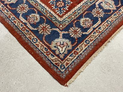 Tapis en laine. 
230 x 170 cm. 
Usures.