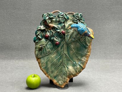 Vase en applique en barbotine figurant une...
