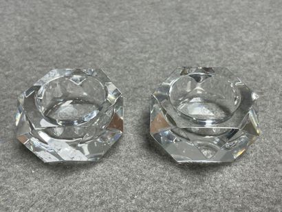 BACCARAT: Paire de salerons en cristal 
D:...