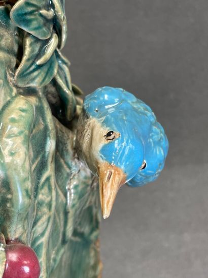 Vase en applique en barbotine figurant une...