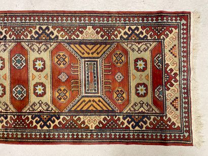 Tapis galerie en laine.
300 x 80 cm