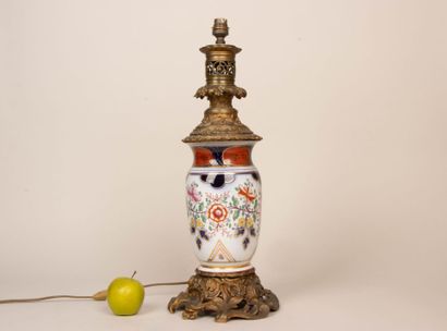 Pied de lampe en porcelaine de Bayeux, monture...