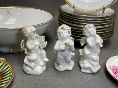 Deux petits cartons de porcelaines: tasses,...
