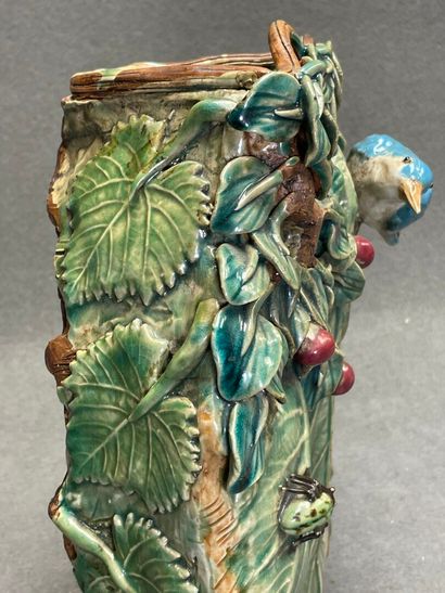 Vase en applique en barbotine figurant une...