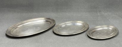 Suite de trois plats ovales en métal argenté.
L:...