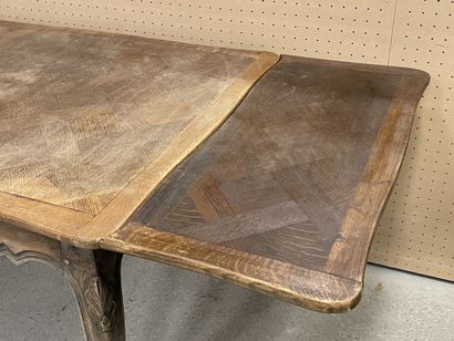 Table en chêne de style Louis XV
Allonges...