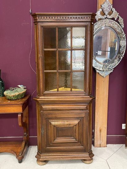 Vitrine d'angle de style Louis XIII
180 x...