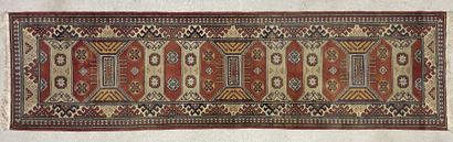 Tapis galerie en laine.
300 x 80 cm