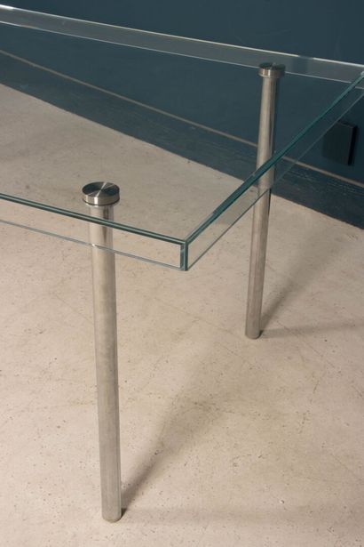 Table en verre, piètements en métal chromé....