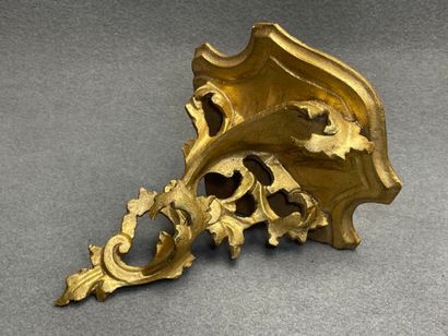 Petite étagère d'angle en bois sculpté et...