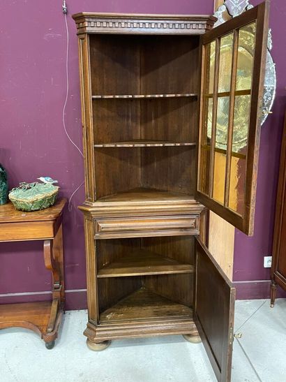 Vitrine d'angle de style Louis XIII
180 x...