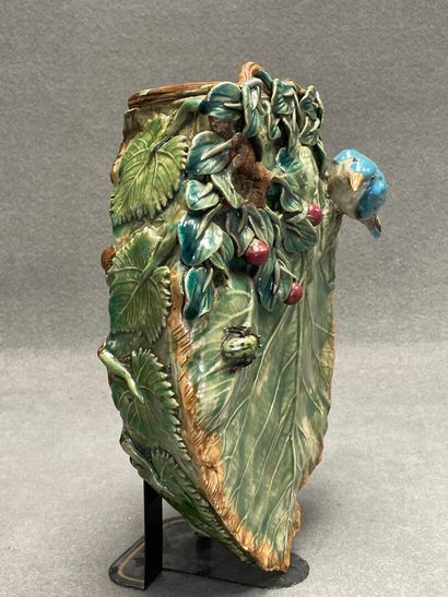 Vase en applique en barbotine figurant une...