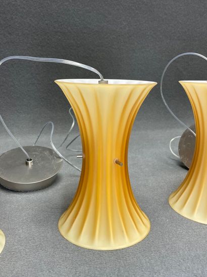 Lustre à quatre suspensions en verre de forme...
