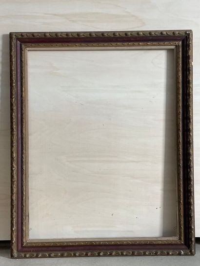 Grand cadre en bois et stuc. 
Dim. intérieur:...